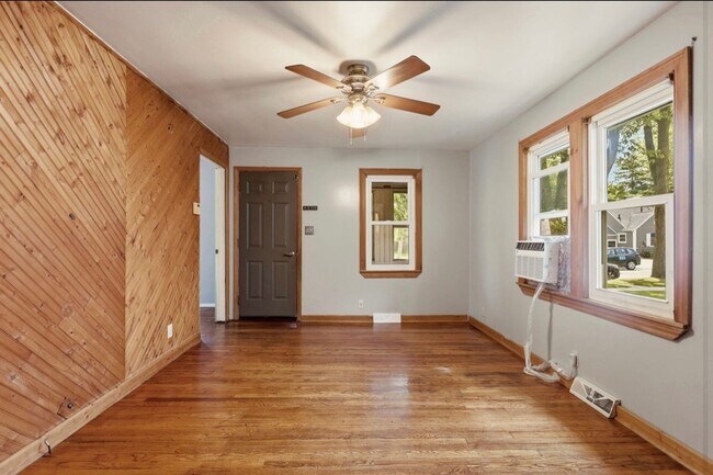 Building Photo - Move-In Ready 3 Bedroom with Fenced Yard & Garage!