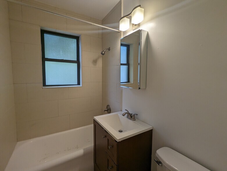 Building Photo - 4036 N Ashland Ave