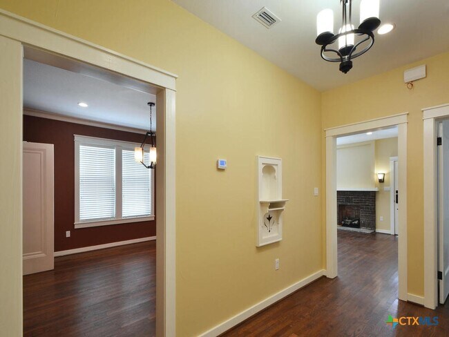Building Photo - 112 S Cypress Ave