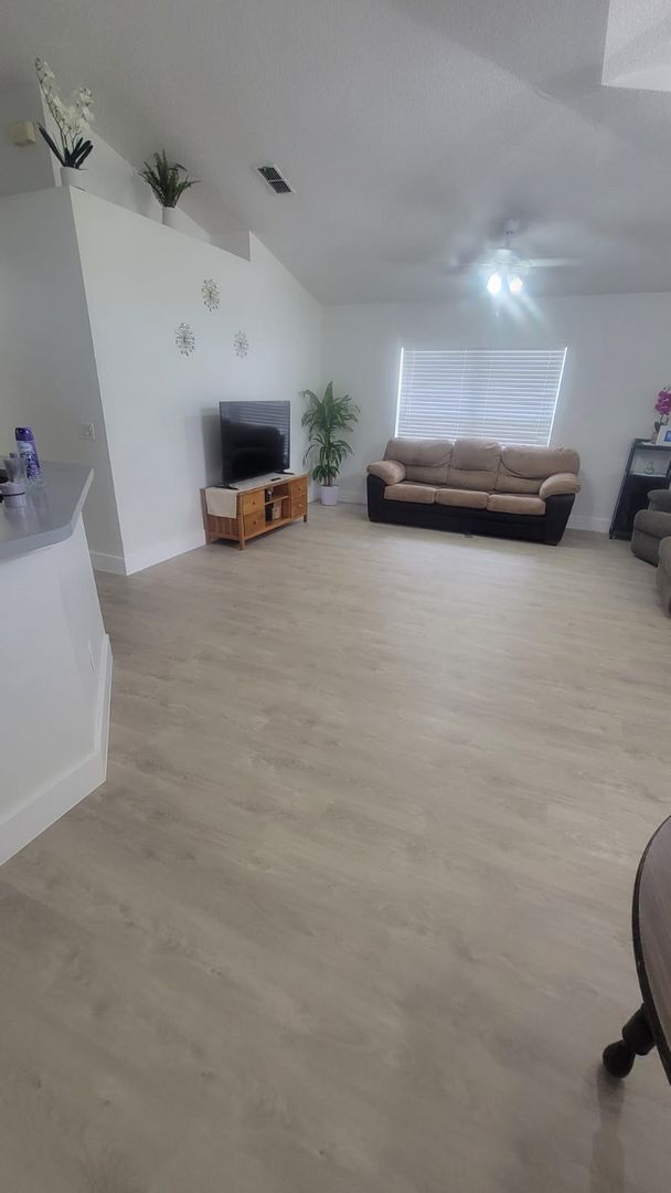 Building Photo - Corner of Curry Ford and Goldenrod 3 bedroom 2 baths and one car garage