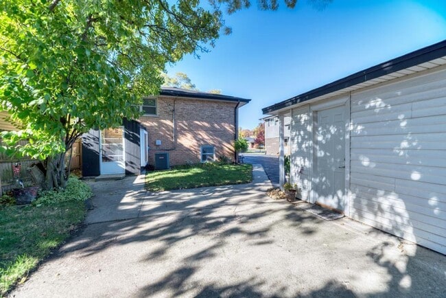 Building Photo - 9323 80th Ct