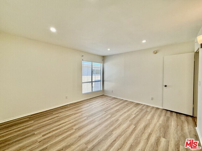 Building Photo - 5320 Zelzah Ave