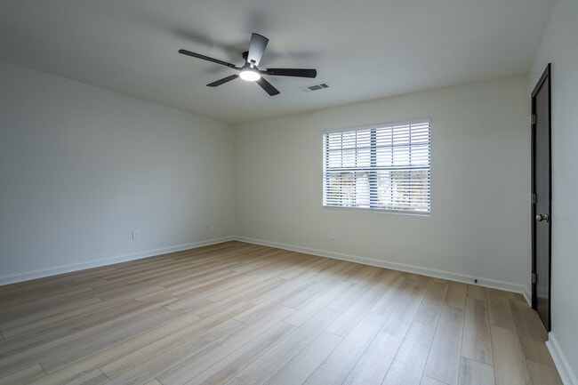 Building Photo - 1545 Springwood Dr SE