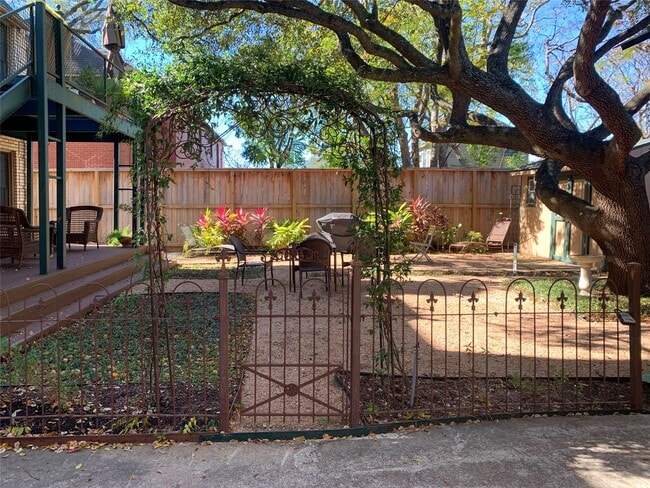 Building Photo - 1912 Sul Ross St