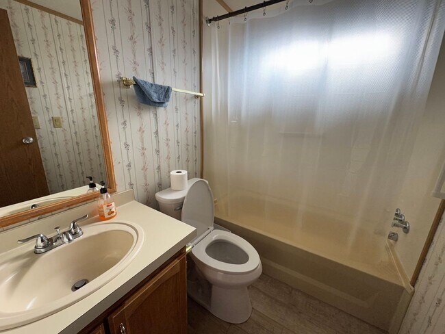 Building Photo - Comfortable 2-Bed, 1-Bath Home in Reed Point – RV Park Location