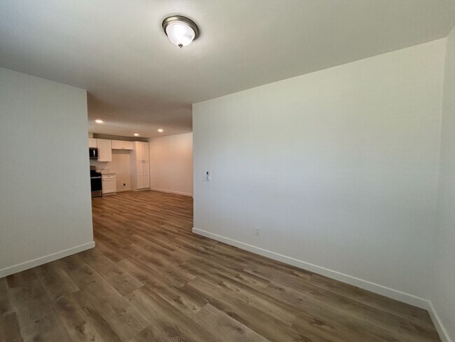 Building Photo - 3 Bedroom 2 Bath Home