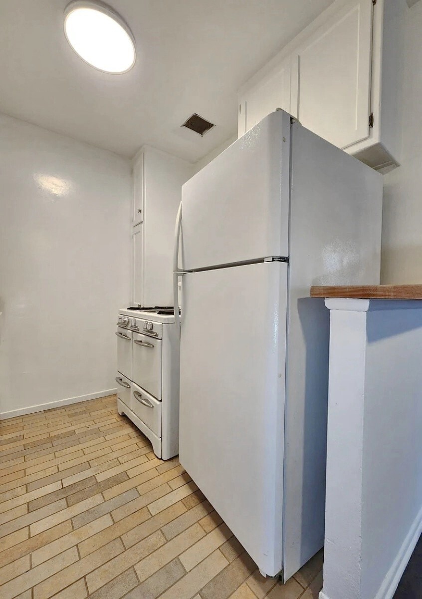 Building Photo - 1940 S Beverly Glen Blvd