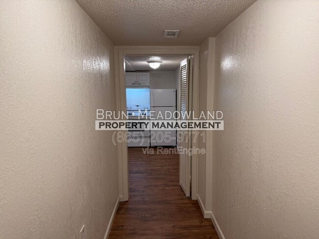 Building Photo - 502 E Red Bud Rd