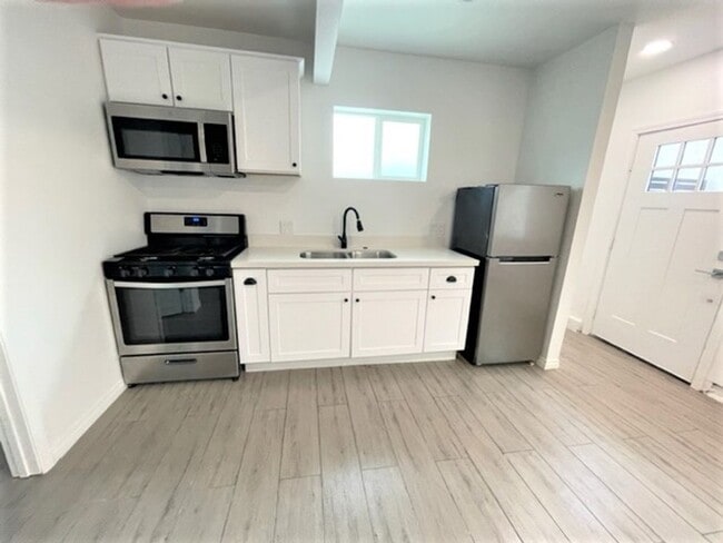 Building Photo - WONDERFUL NEWER STUDIO UNIT IN QUIET LONG BEACH NEIGHBORHOOD