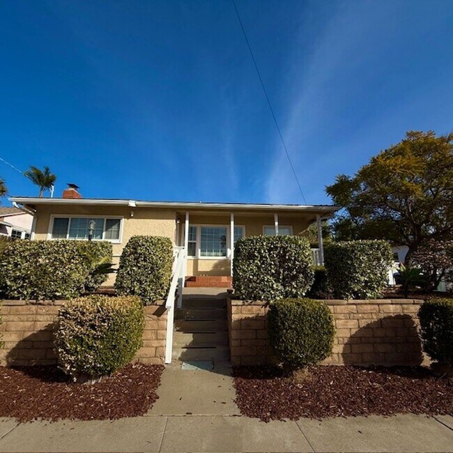 Building Photo - Large 3 Bedroom 2 Bath House  -  Newly Ren...