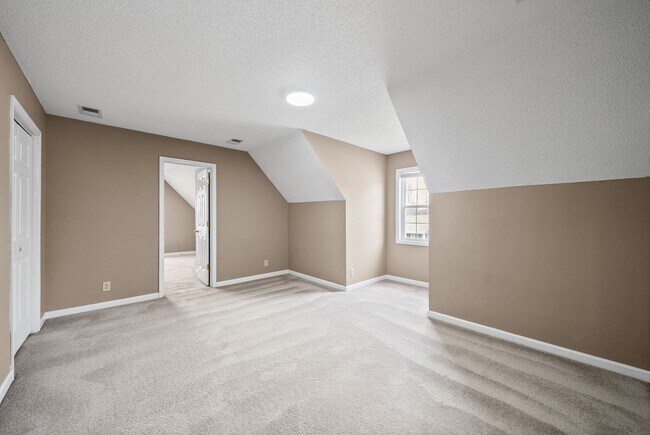 Building Photo - LARGE FENCED IN YARD!!!