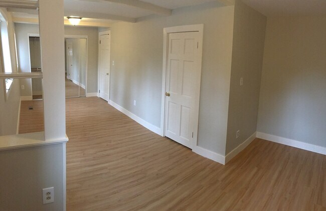 Building Photo - 13 Hemlock Rd