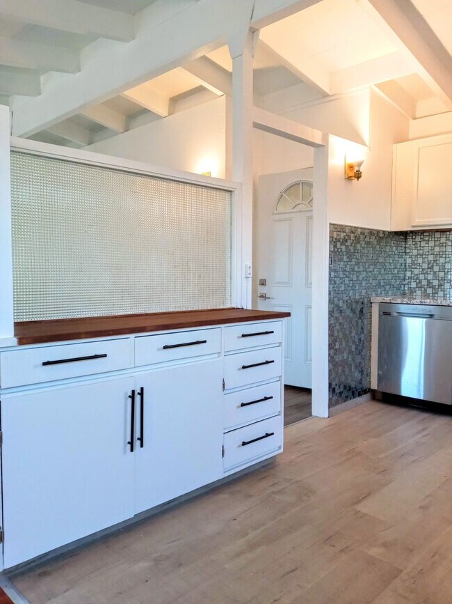 Building Photo - Refurbished 3bd Single Story House With Carport & Large Yards