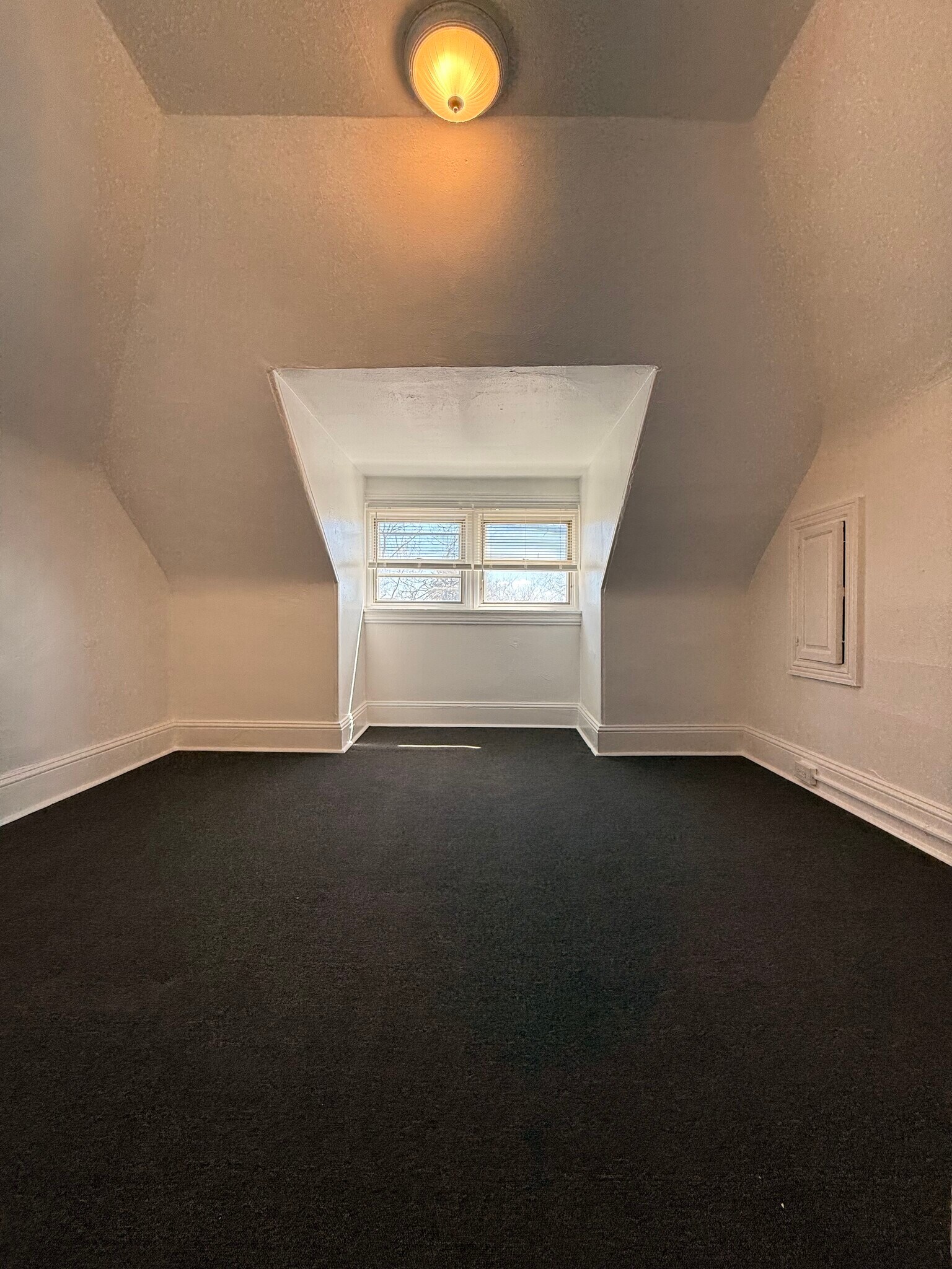 Building Photo - 1605 DeKalb St