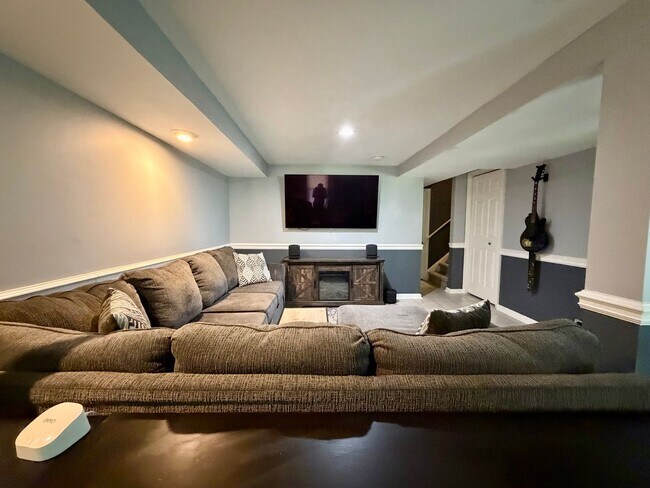 Building Photo - Stunning 3-Bedroom Townhome Nestled in Andorra Woods! Available mid-August!