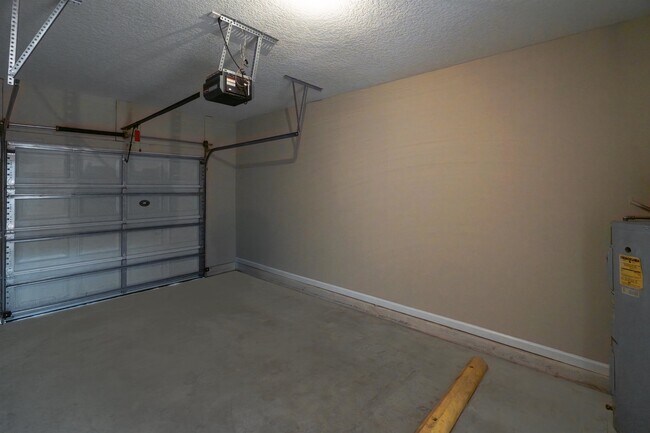 Building Photo - 310 Scrub Jay Dr