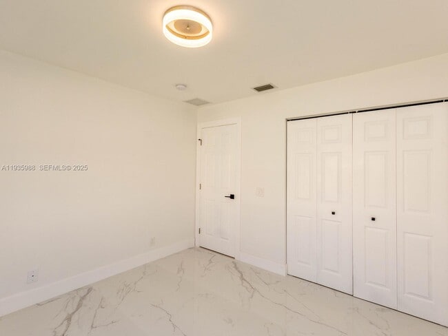 Building Photo - 381 Cameron Dr