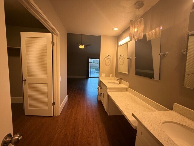 Building Photo - Gorgeous 3-Bedroom House in Gold River with pool