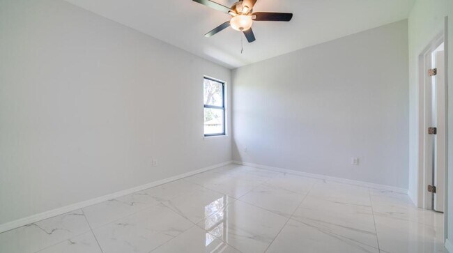 Building Photo - 4864 Golfview Blvd