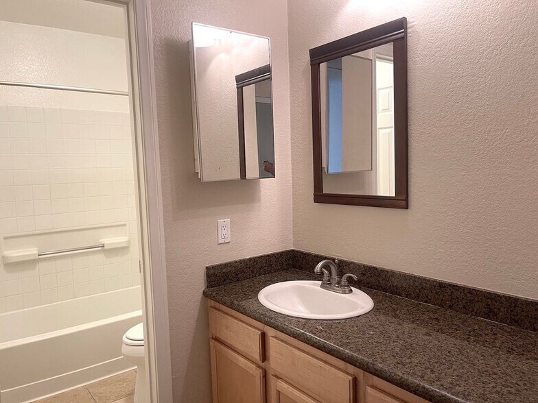 Building Photo - 2400 Del Mar Way