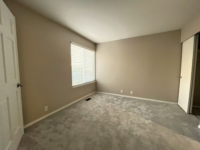 Building Photo - 2 Bed 2 Bath Corner Condo ~ Cedar Mill w/ Washer & Dryer, Parking and Pool! Convenient to Nike, S...