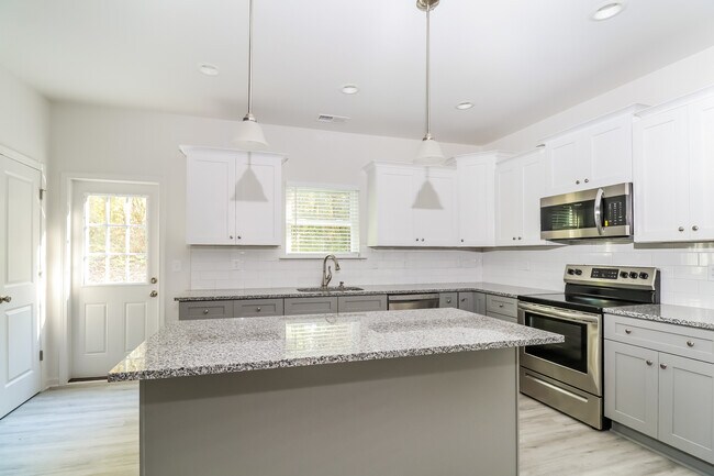 Building Photo - 215 Claudette Dr