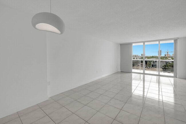 Building Photo - 1900 Sunset Harbour Dr