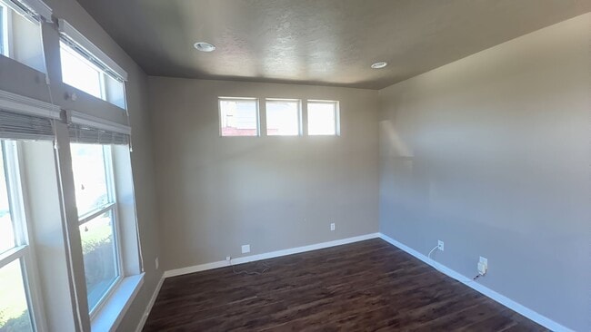 Building Photo - 2 Bedroom / 1 Bathroom in NE Bend
