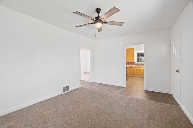 Building Photo - Spacious 4 Bed, 3 Bath Corner Lot Home!