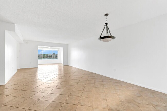 Building Photo - 14096 Huntington Pointe Dr