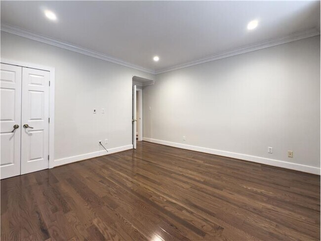 Building Photo - 42 Greythorne Woods Cir