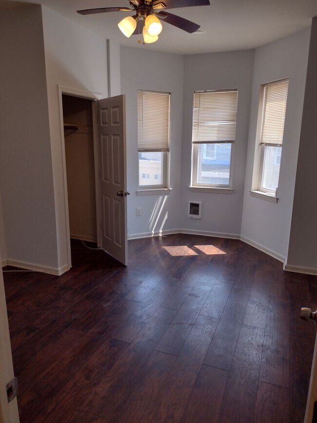 Building Photo - Renovated 3bd/ 1bth home in Northeast Philly!