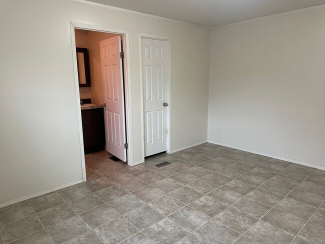 Building Photo - 2251 Wellington Green Dr