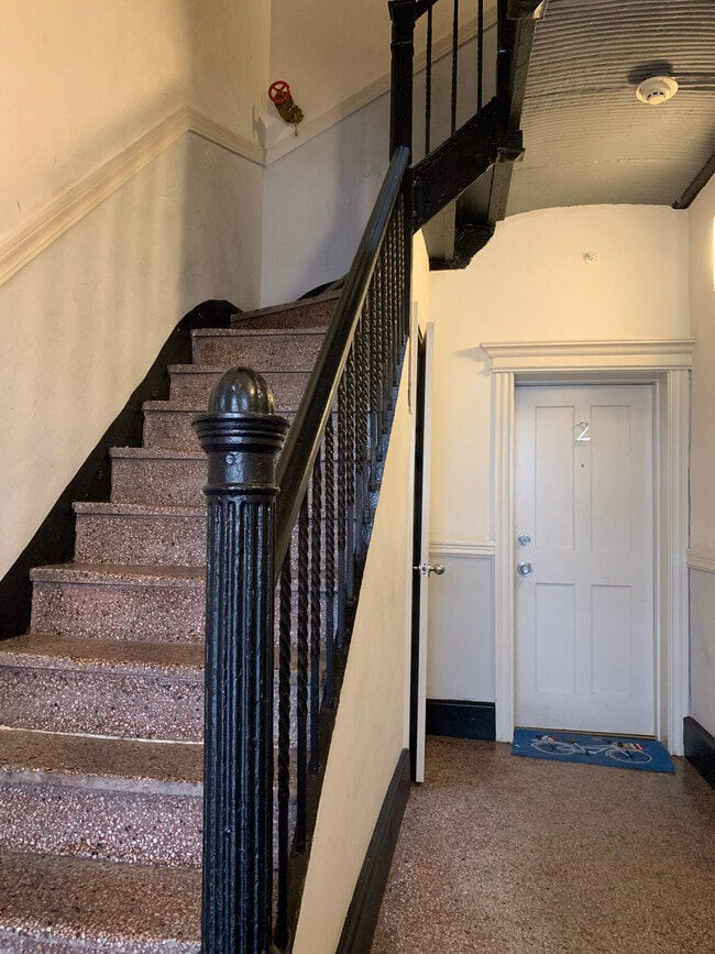 Building Photo - 33 Anderson St