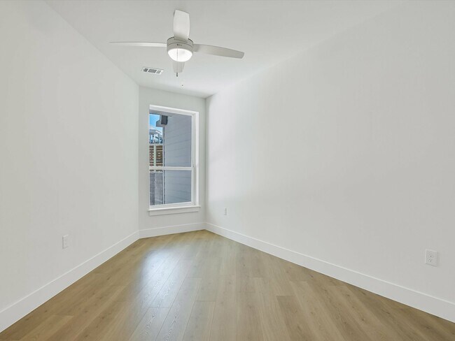 Building Photo - 1701 Simond Ave