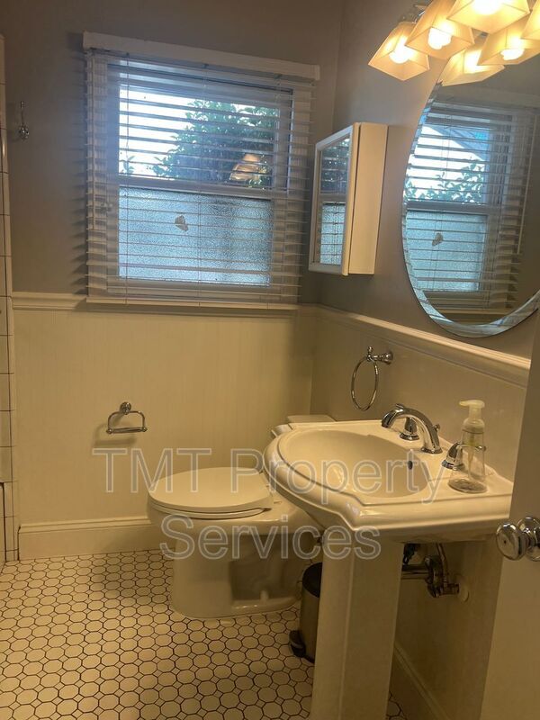 Building Photo - 5536 D St