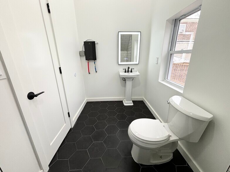 Building Photo - 165 W Main St