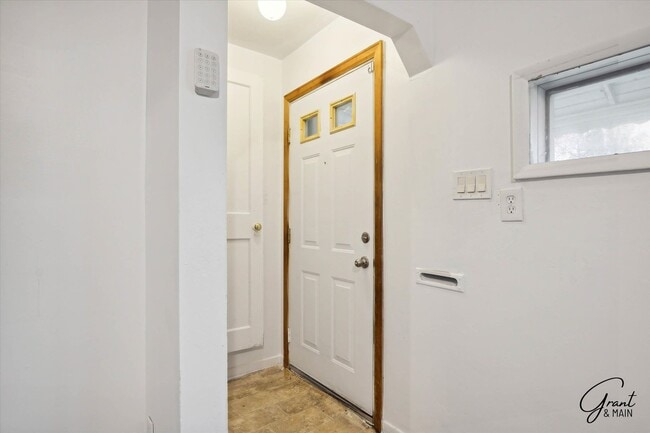 Building Photo - $1250 - 3 bedroom Eastpointe