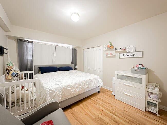 Building Photo - 5335 N California Ave