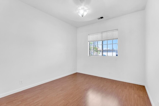 Building Photo - 819 15th St