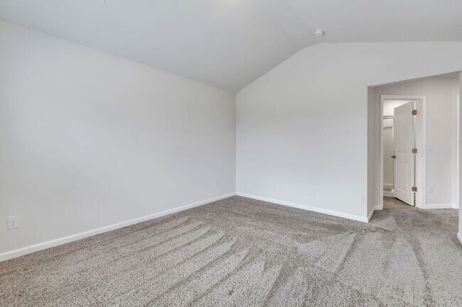 Building Photo - Beautiful 3 BR / 2.5 BA Townhome with Patio & Community Amenities $1,725/mo rent**