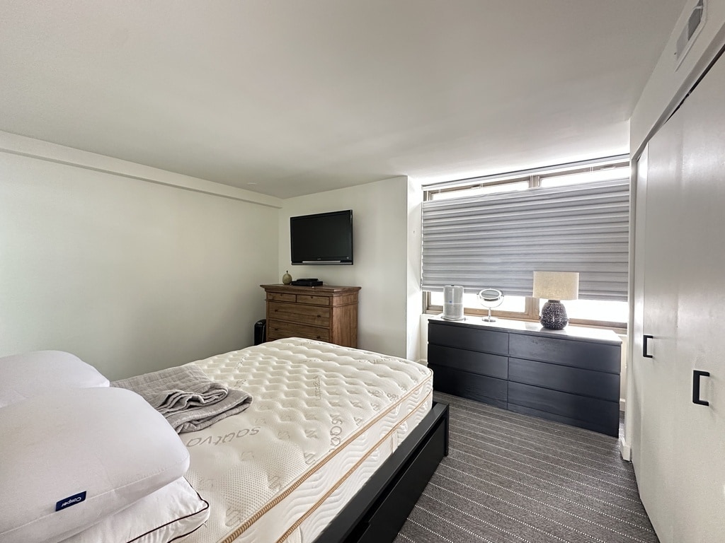 Building Photo - 6701 S Crandon Ave