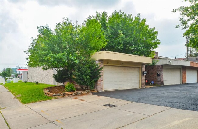 Building Photo - 5303 Lost Forest Dr