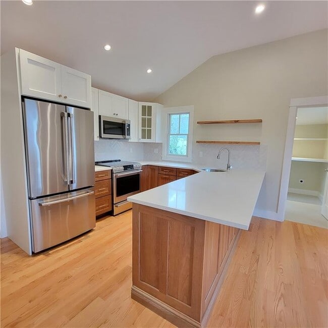 Building Photo - 33 Sakonnet Dr