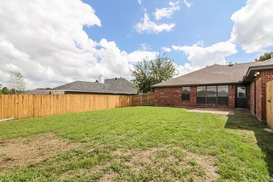 Building Photo - 936 Manor Dr