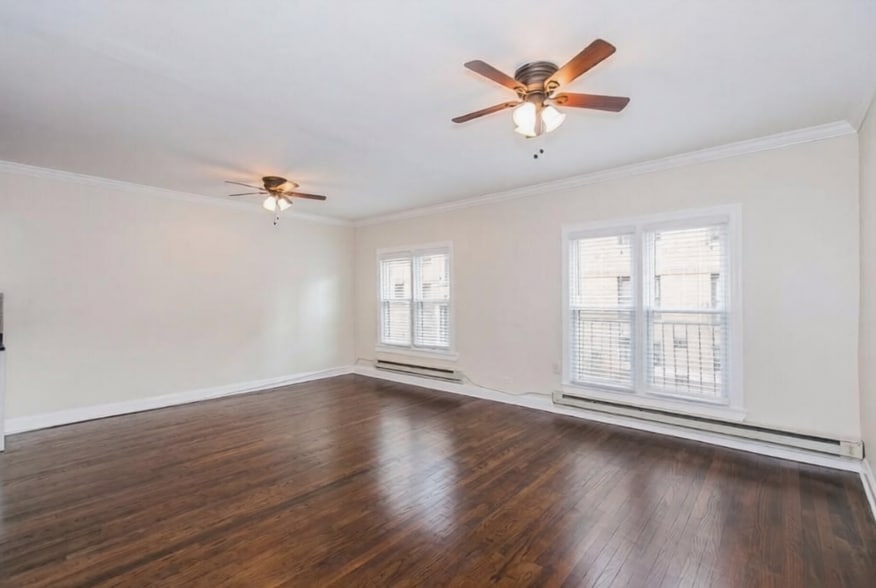 Building Photo - 730 W Roscoe St