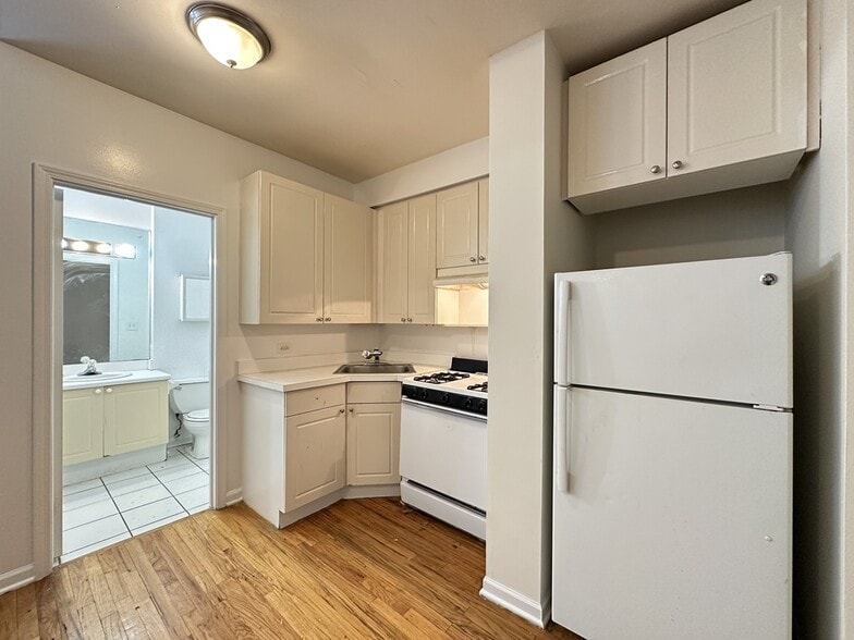 Building Photo - 909 W Dakin St