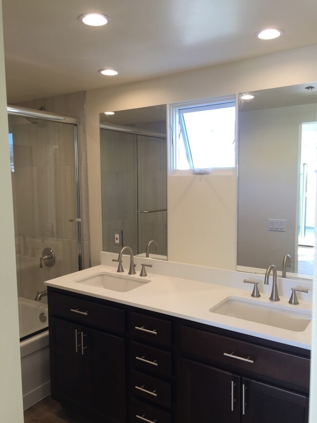 Building Photo - BREATHTAKING 1BD + Office/ 2BA in La Jolla...