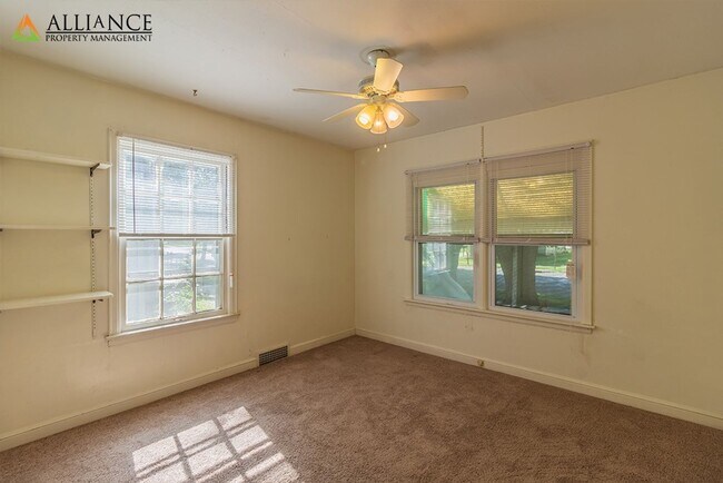 Building Photo - 1016 Bertrand St