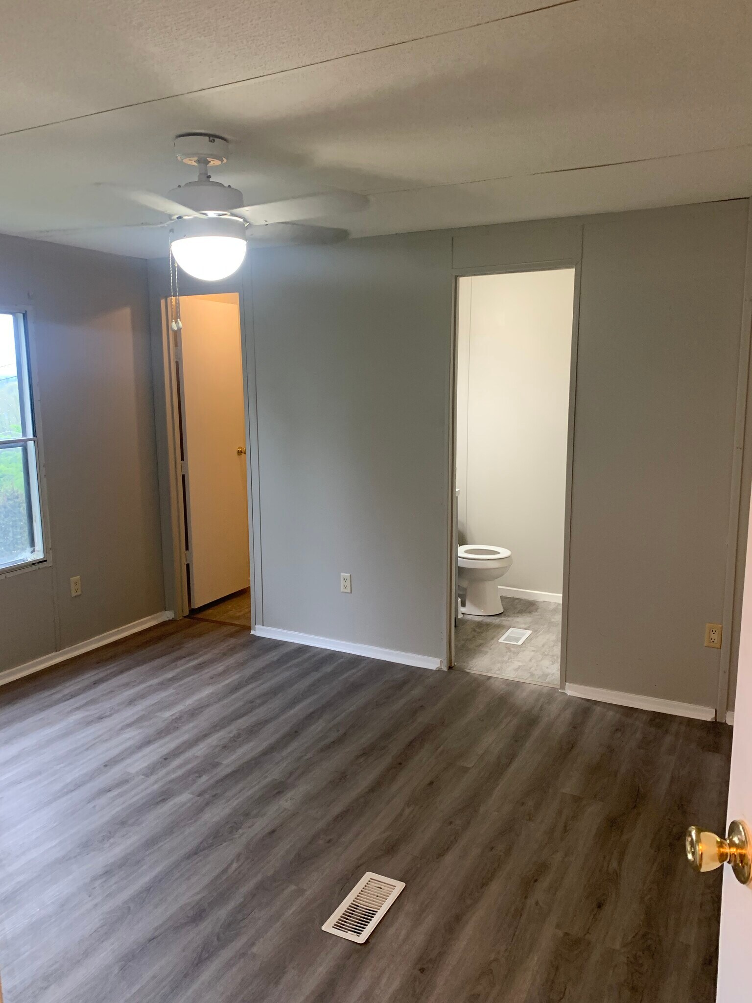 Primary bedroom with full bathroom - 275 Willis Ave